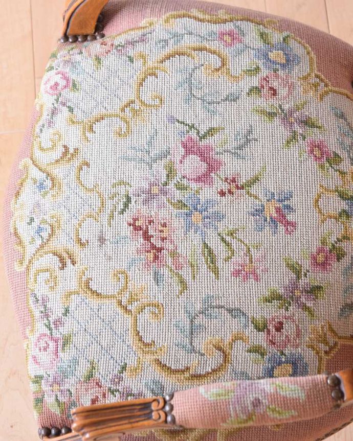 1Pソファ(ラウンジチェア)　アンティーク チェア　刺繍が美しいフランスアンティーク、華やかなプチポワンチェア。女性らしいデザインコンディションがいいものを選んできました。(j-634-c)