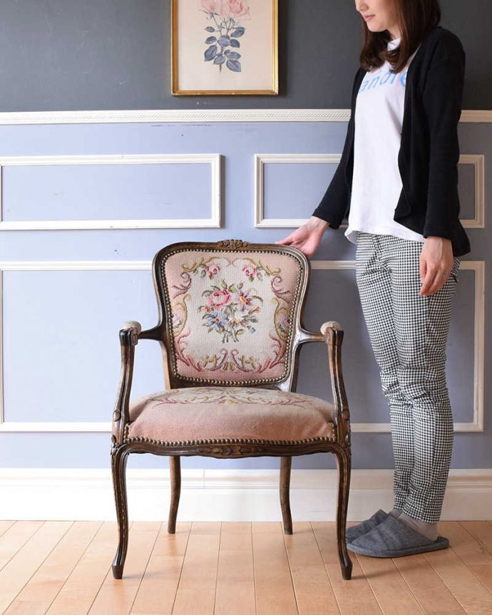 1Pソファ(ラウンジチェア)　アンティーク チェア　フランス生まれのサロンチェア、お花の刺繍が美しいアンティークプチポワンチェア。女性らしさたっぷり。(j-635-c)