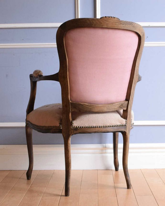 1Pソファ(ラウンジチェア)　アンティーク チェア　フランス生まれのサロンチェア、お花の刺繍が美しいアンティークプチポワンチェア。後ろ姿からも感じられる気品アンティークチェアは、新品ではないので経年変化によるキズはありますが、専門の職人が修復したので安心してお使い下さい。(j-635-c)