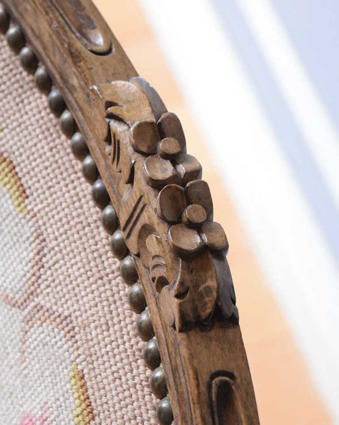 1Pソファ(ラウンジチェア)　アンティーク チェア　フランス生まれのサロンチェア、お花の刺繍が美しいアンティークプチポワンチェア。刺繍だけじゃなく彫も美しい背もたれの上には美しい彫が。(j-635-c)