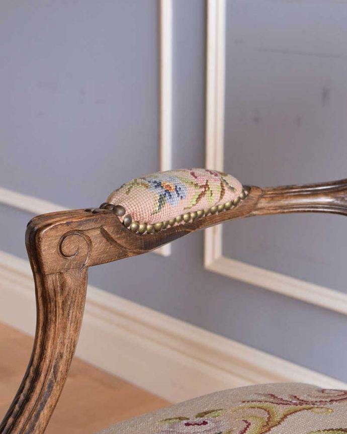 1Pソファ(ラウンジチェア)　アンティーク チェア　フランス生まれのサロンチェア、お花の刺繍が美しいアンティークプチポワンチェア。肘置きにもプチポワン座った時に便利なアームの部分にもプチポワンの刺繍が。(j-635-c)