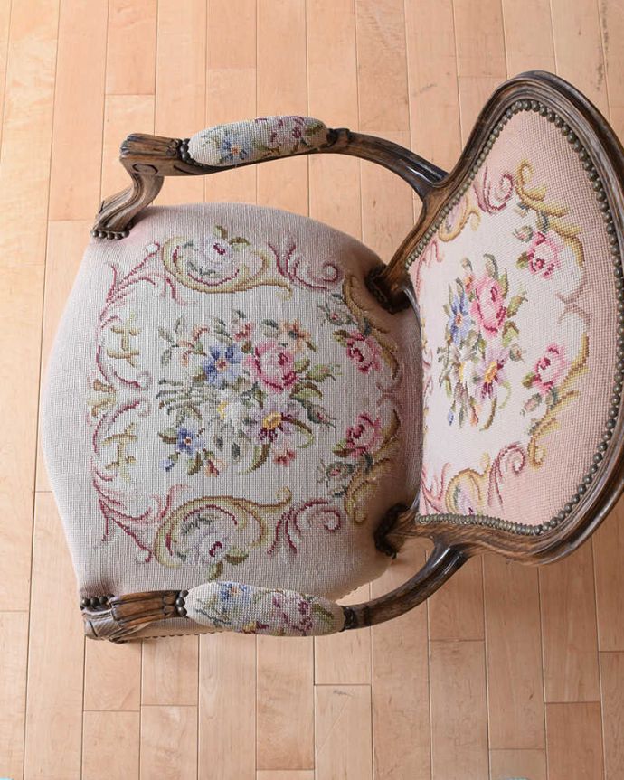 1Pソファ(ラウンジチェア)　アンティーク チェア　フランス生まれのサロンチェア、お花の刺繍が美しいアンティークプチポワンチェア。絵画のような美しさ手刺繍とは思えないほど、細かく美しい絵はまるで絵画の様です。(j-635-c)