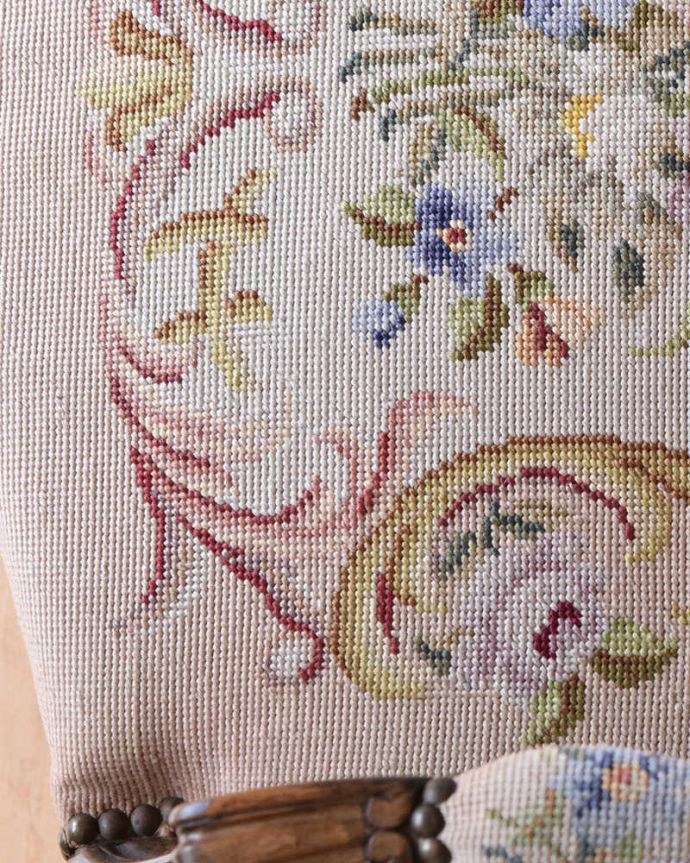 1Pソファ(ラウンジチェア)　アンティーク チェア　フランス生まれのサロンチェア、お花の刺繍が美しいアンティークプチポワンチェア。女性らしいデザインコンディションがいいものを選んできました。(j-635-c)