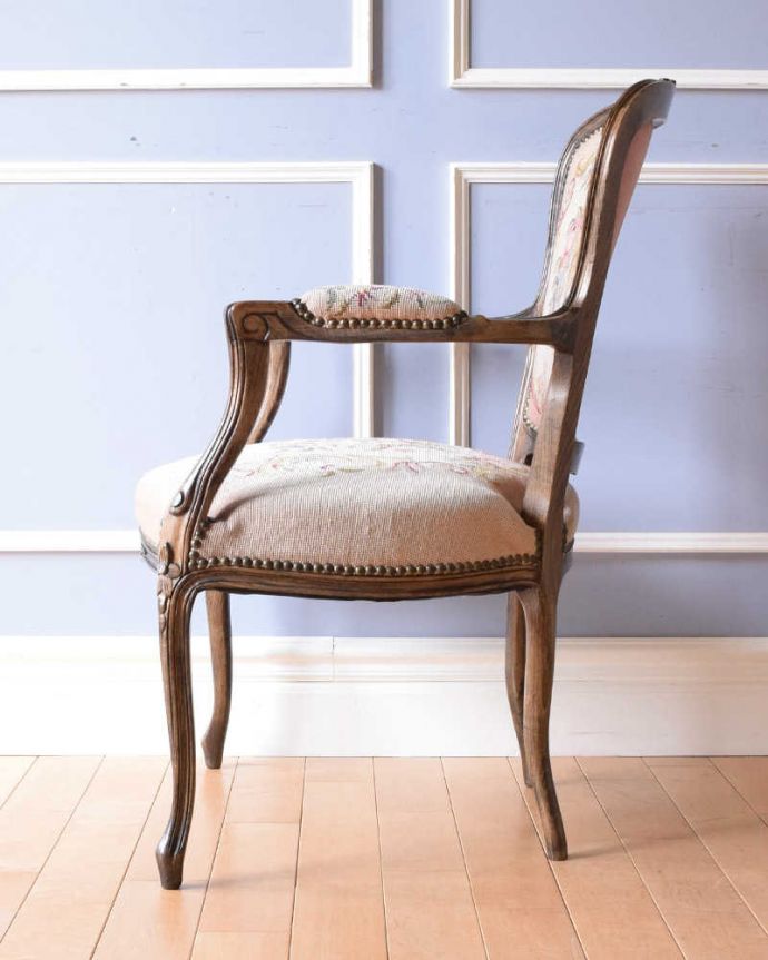 1Pソファ(ラウンジチェア)　アンティーク チェア　フランス生まれのサロンチェア、お花の刺繍が美しいアンティークプチポワンチェア。気品の感じられる横顔横から見ても優雅さは同じく美しいです。(j-635-c)