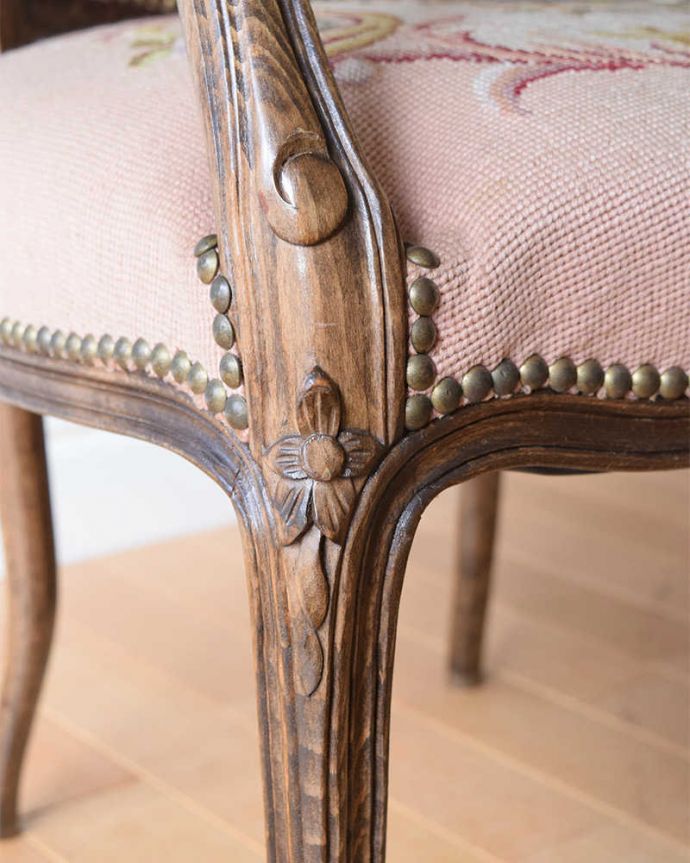 1Pソファ(ラウンジチェア)　アンティーク チェア　フランス生まれのサロンチェア、お花の刺繍が美しいアンティークプチポワンチェア。フランスらしい彫が彩ります。(j-635-c)