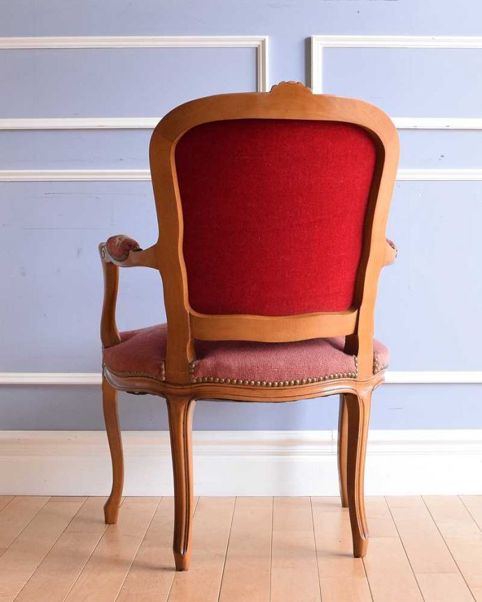 1Pソファ(ラウンジチェア)　アンティーク チェア　フランス生まれの優雅なアンティークチェア、プチポワンのアームチェア。後ろ姿からも感じられる気品アンティークチェアは、新品ではないので経年変化によるキズはありますが、専門の職人が修復したので安心してお使い下さい。(j-636-c)