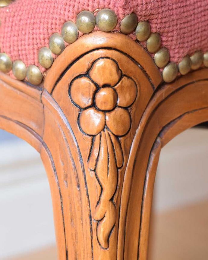 1Pソファ(ラウンジチェア)　アンティーク チェア　フランス生まれの優雅なアンティークチェア、プチポワンのアームチェア。フランスらしい彫が彩ります。(j-636-c)