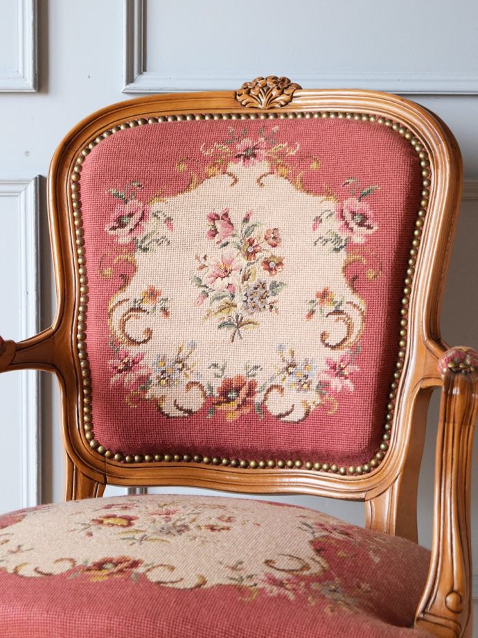 フランスの椅子らしい優雅な装飾