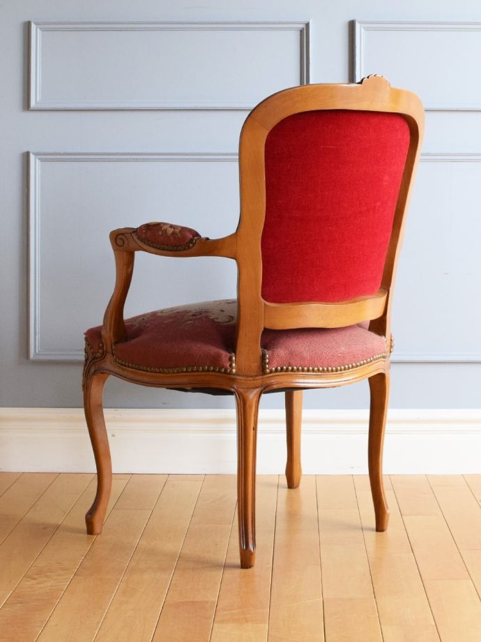 アンティークのパーソナルチェアの後ろ姿