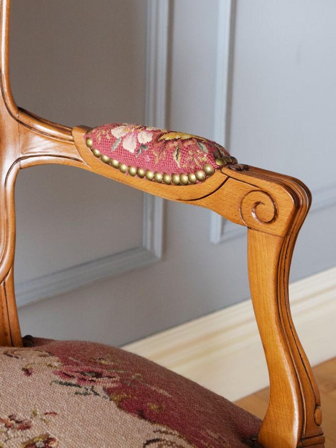 アンティークの椅子のアーム