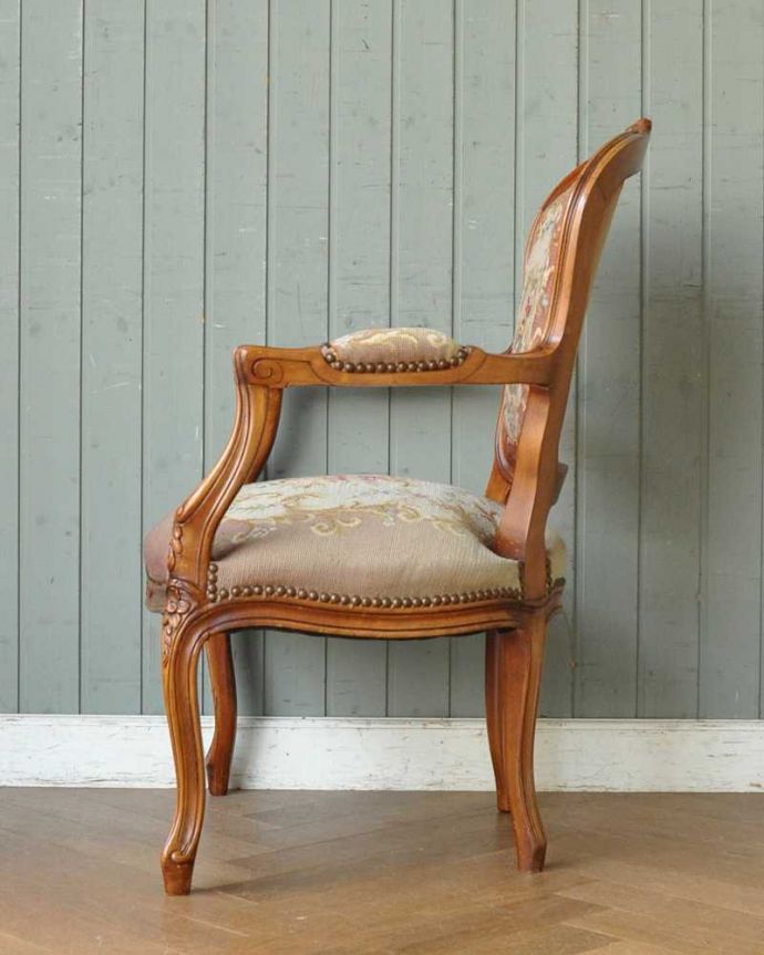 布座面　アンティーク チェア　刺繍が美しいフランス生まれのアンティークプチポワンチェア。気品の感じられる横顔横から見ても優雅さは同じく美しいです。(j-637-c)