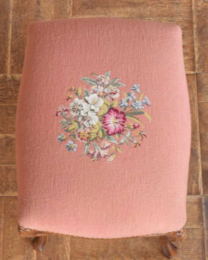 布座面 アンティーク チェア 座っているだけで幸せな気分になれる、お花の刺繍が華やかなアンティークプチポワンスツール。絵画のような美しさ手刺繍とは思えないほど、細かく美しい絵はまるで絵画の様です。(j-638-c)