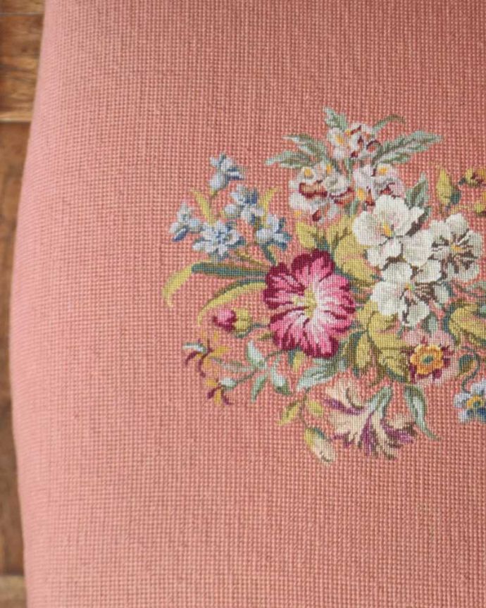 布座面 アンティーク チェア 座っているだけで幸せな気分になれる、お花の刺繍が華やかなアンティークプチポワンスツール。女性らしいデザインコンディションがいいものを選んできました。(j-638-c)
