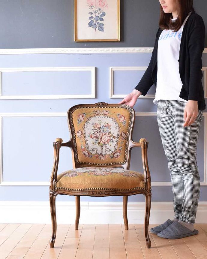 布座面　アンティーク チェア　刺繍が美しいフランス生まれのアンティークプチポワンチェア。女性らしさたっぷり。(j-639-c)