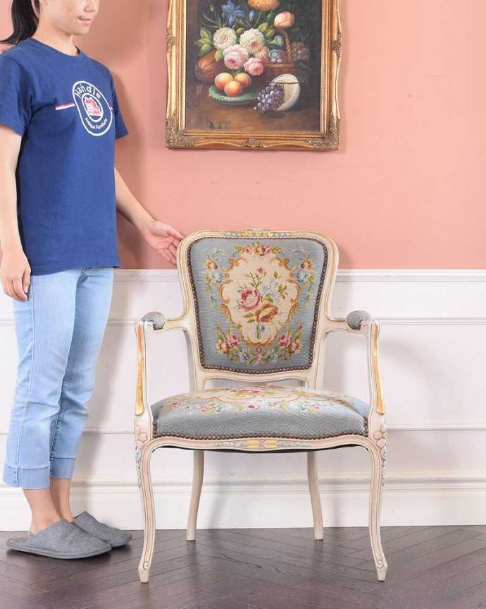 1Pソファ(ラウンジチェア) アンティーク チェア フランス生まれのサロンチェア、白のベースに水色がキレイなアンティークプチポワンチェア。女性らしさたっぷり。(j-643-c)