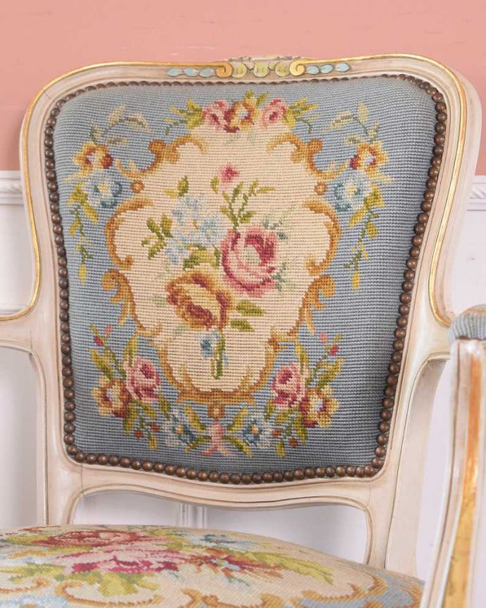 1Pソファ(ラウンジチェア) アンティーク チェア フランス生まれのサロンチェア、白のベースに水色がキレイなアンティークプチポワンチェア。マリーアントワネットが愛した刺繍プチポワンとは18〜19世紀にかけて宮廷の貴婦人たちが余暇に楽しんだ刺繍のこと。(j-643-c)