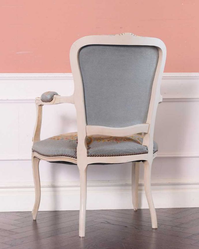 1Pソファ(ラウンジチェア) アンティーク チェア フランス生まれのサロンチェア、白のベースに水色がキレイなアンティークプチポワンチェア。後ろ姿からも感じられる気品アンティークチェアは、新品ではないので経年変化によるキズはありますが、専門の職人が修復したので安心してお使い下さい。(j-643-c)