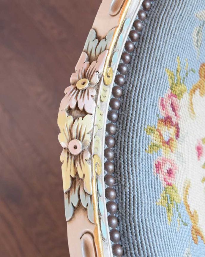 1Pソファ(ラウンジチェア) アンティーク チェア フランス生まれのサロンチェア、白のベースに水色がキレイなアンティークプチポワンチェア。刺繍だけじゃなく彫も美しい背もたれの上には美しい彫が。(j-643-c)