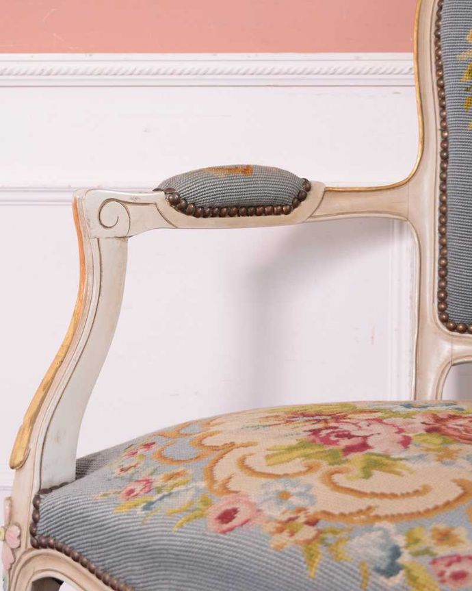 1Pソファ(ラウンジチェア) アンティーク チェア フランス生まれのサロンチェア、白のベースに水色がキレイなアンティークプチポワンチェア。肘置きにもプチポワン座った時に便利なアームの部分にもプチポワンの刺繍が。(j-643-c)