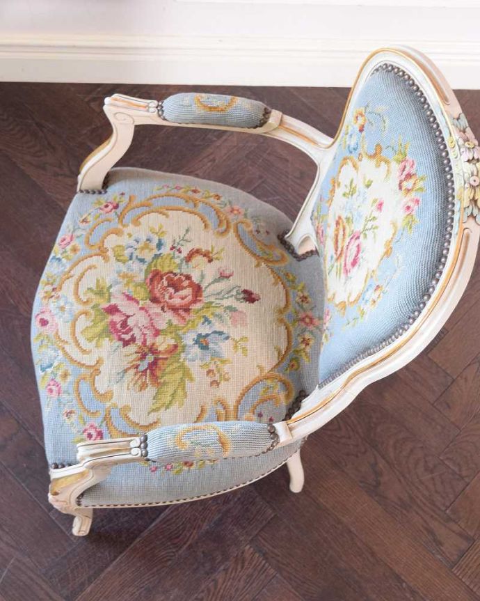1Pソファ(ラウンジチェア) アンティーク チェア フランス生まれのサロンチェア、白のベースに水色がキレイなアンティークプチポワンチェア。絵画のような美しさ手刺繍とは思えないほど、細かく美しい絵はまるで絵画の様です。(j-643-c)