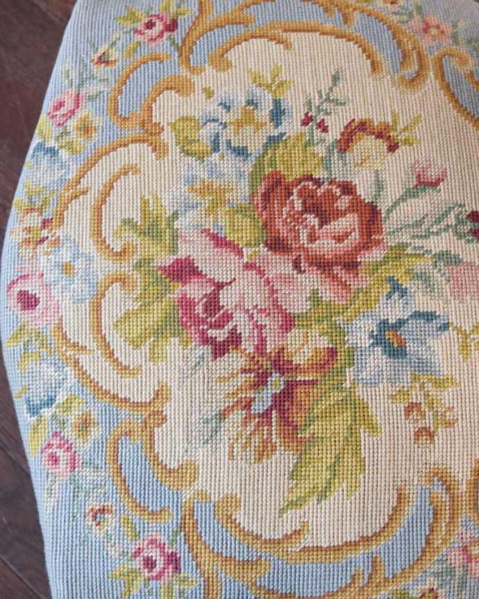 1Pソファ(ラウンジチェア) アンティーク チェア フランス生まれのサロンチェア、白のベースに水色がキレイなアンティークプチポワンチェア。女性らしいデザインコンディションがいいものを選んできました。(j-643-c)