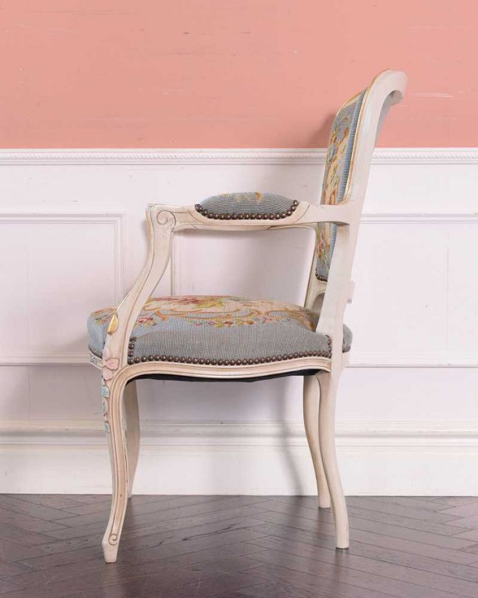 1Pソファ(ラウンジチェア) アンティーク チェア フランス生まれのサロンチェア、白のベースに水色がキレイなアンティークプチポワンチェア。気品の感じられる横顔横から見ても優雅さは同じく美しいです。(j-643-c)