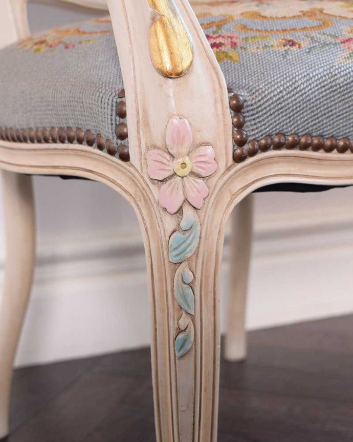 1Pソファ(ラウンジチェア) アンティーク チェア フランス生まれのサロンチェア、白のベースに水色がキレイなアンティークプチポワンチェア。フランスらしい彫が彩ります。(j-643-c)