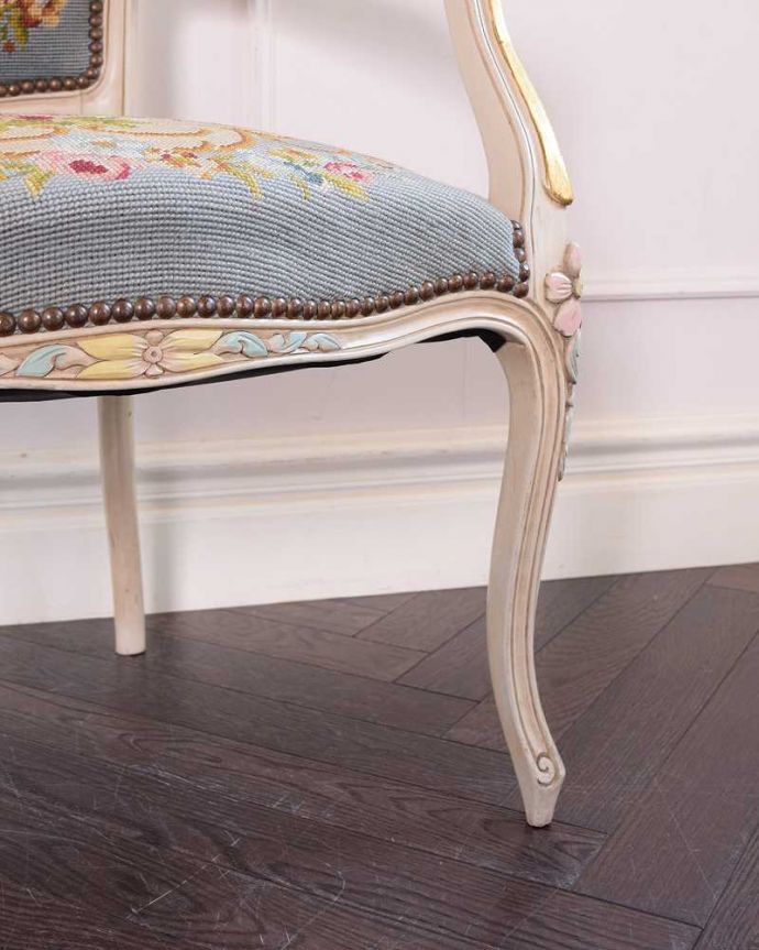 1Pソファ(ラウンジチェア) アンティーク チェア フランス生まれのサロンチェア、白のベースに水色がキレイなアンティークプチポワンチェア。移動もラクラクの理由は…Handleのアンティークチェアの脚の裏には、フェルトキーパーをお付けしていますので、持ち上げず床を滑らせてお使い頂けます。(j-643-c)