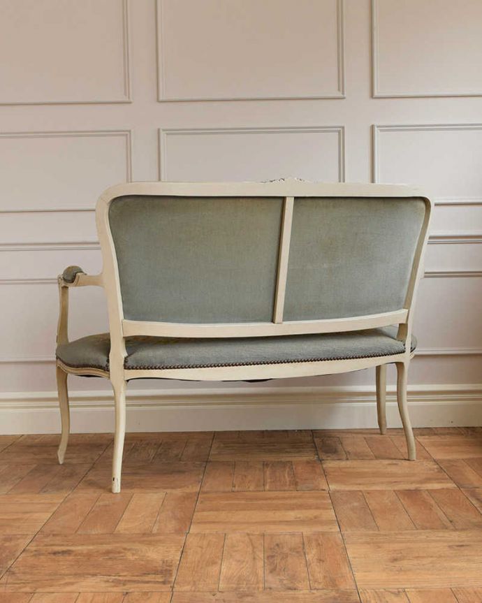 セティ・ソファ・ベンチ アンティーク チェア フランスのアンティークソファ(セティ)、華やかなプチポワンサロンチェア(2人掛け)。後ろ姿もご覧くださいアンティークは新品ではないので、もちろん経年変化によるキズはありますが、修復していますので、後ろ姿もキレイです。(j-644-c)