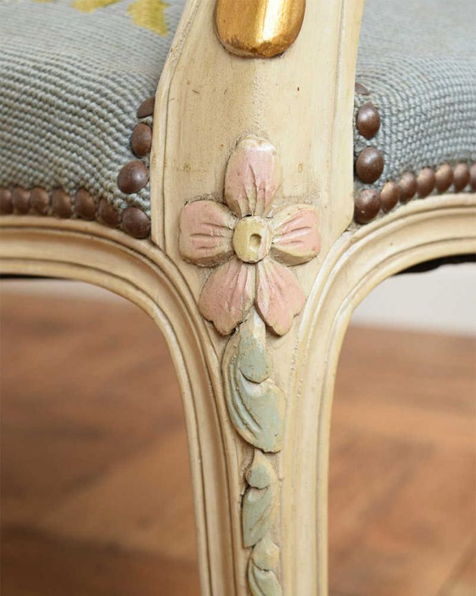 セティ・ソファ・ベンチ アンティーク チェア フランスのアンティークソファ(セティ)、華やかなプチポワンサロンチェア(2人掛け)。細かい部分にもこだわりが刺繍の美しさに目がとらわれがちですが、さりげなく施された彫も美しい・・・さすがフランスアンティークです。(j-644-c)