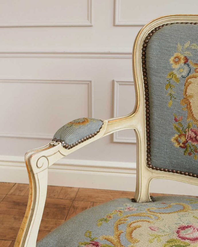 セティ・ソファ・ベンチ アンティーク チェア フランスのアンティークソファ(セティ)、華やかなプチポワンサロンチェア(2人掛け)。フランスらしい曲線の美しさ肘掛け用のアーム部分の形までとっても優雅。(j-644-c)