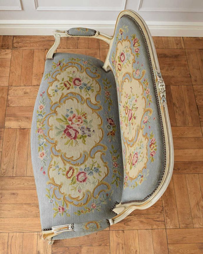 セティ・ソファ・ベンチ アンティーク チェア フランスのアンティークソファ(セティ)、華やかなプチポワンサロンチェア(2人掛け)。まるで芸術品!絵画のような座面プチポワンの刺繍で出来上がった座面の模様。(j-644-c)