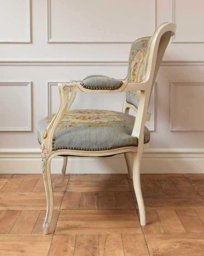 セティ・ソファ・ベンチ アンティーク チェア フランスのアンティークソファ(セティ)、華やかなプチポワンサロンチェア(2人掛け)。横から見ても優雅な雰囲気360度、どの角度から見ても見られることを意識して作られたイスは優雅な立ち姿なんです。(j-644-c)