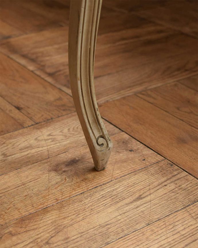 セティ・ソファ・ベンチ アンティーク チェア フランスのアンティークソファ(セティ)、華やかなプチポワンサロンチェア(2人掛け)。女性1人で移動が出来ますHandleのアンティークは、脚の裏にフェルトキーパーをお付けしていますので、女性一人でも持ち上げずに床を滑らせて移動させることが出来ます。(j-644-c)