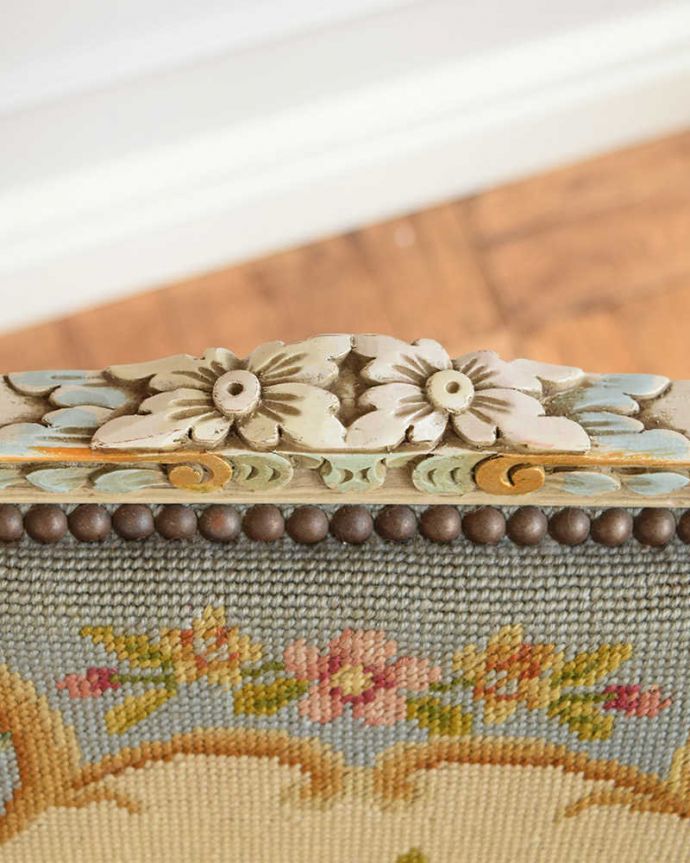 セティ・ソファ・ベンチ アンティーク チェア フランスのアンティークソファ(セティ)、華やかなプチポワンサロンチェア(2人掛け)。フランスらしい彫り華がある可愛いデザイン。(j-644-c)