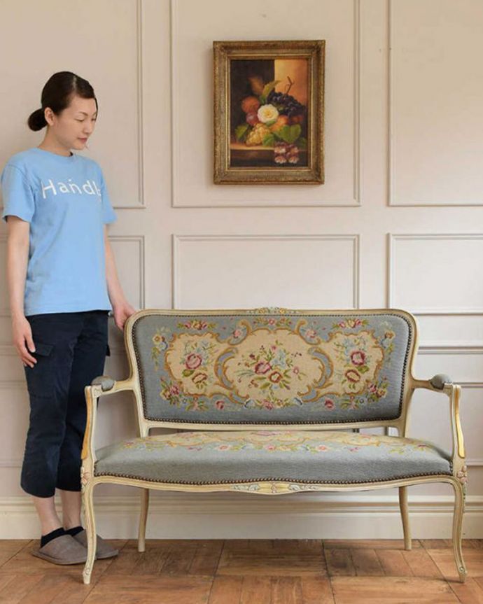 セティ・ソファ・ベンチ アンティーク チェア フランスのアンティークソファ(セティ)、華やかなプチポワンサロンチェア(2人掛け)。フランスらしい優雅な雰囲気に包まれるセティアンティークだから手に入れることが出来るセティ。(j-644-c)