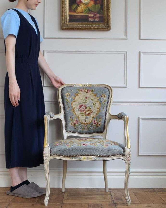 1Pソファ(ラウンジチェア) アンティーク チェア 白のベースに水色がキレイなアンティークプチポワンチェア、フランス生まれのサロンチェア。女性らしさたっぷり。(j-645-c)