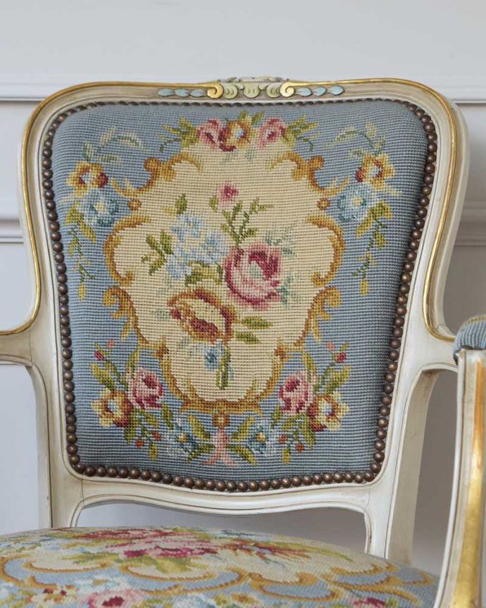 1Pソファ(ラウンジチェア) アンティーク チェア 白のベースに水色がキレイなアンティークプチポワンチェア、フランス生まれのサロンチェア。マリーアントワネットが愛した刺繍プチポワンとは18〜19世紀にかけて宮廷の貴婦人たちが余暇に楽しんだ刺繍のこと。(j-645-c)