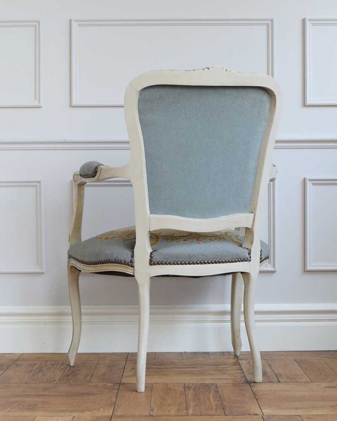 1Pソファ(ラウンジチェア) アンティーク チェア 白のベースに水色がキレイなアンティークプチポワンチェア、フランス生まれのサロンチェア。後ろ姿からも感じられる気品アンティークチェアは、新品ではないので経年変化によるキズはありますが、専門の職人が修復したので安心してお使い下さい。(j-645-c)