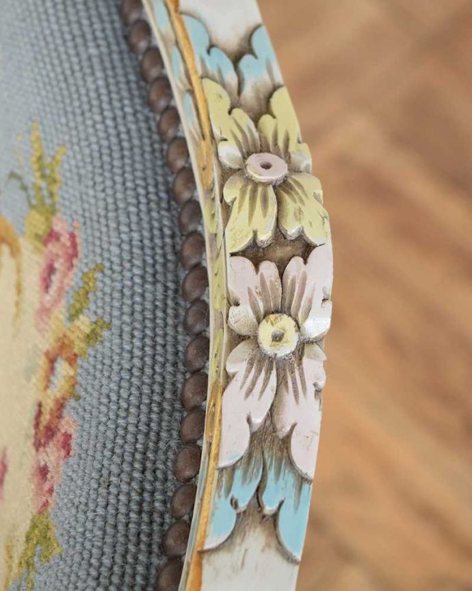 1Pソファ(ラウンジチェア) アンティーク チェア 白のベースに水色がキレイなアンティークプチポワンチェア、フランス生まれのサロンチェア。刺繍だけじゃなく彫も美しい背もたれの上には美しい彫が。(j-645-c)