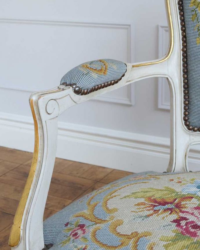 1Pソファ(ラウンジチェア) アンティーク チェア 白のベースに水色がキレイなアンティークプチポワンチェア、フランス生まれのサロンチェア。肘置きにもプチポワン座った時に便利なアームの部分にもプチポワンの刺繍が。(j-645-c)