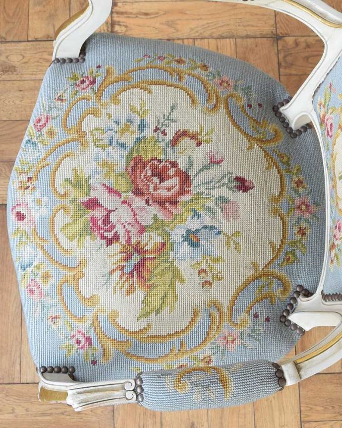 1Pソファ(ラウンジチェア) アンティーク チェア 白のベースに水色がキレイなアンティークプチポワンチェア、フランス生まれのサロンチェア。絵画のような美しさ手刺繍とは思えないほど、細かく美しい絵はまるで絵画の様です。(j-645-c)