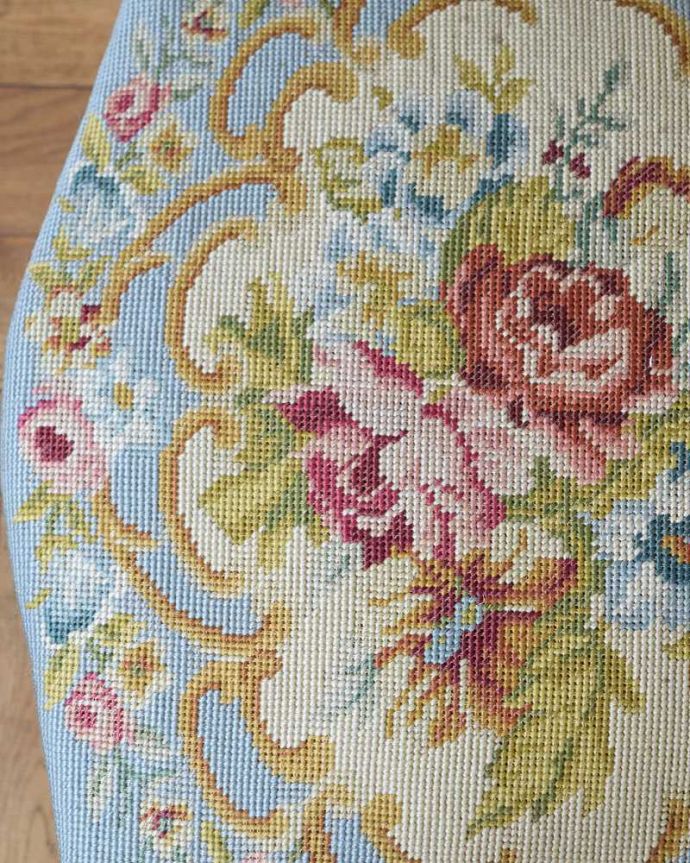 1Pソファ(ラウンジチェア) アンティーク チェア 白のベースに水色がキレイなアンティークプチポワンチェア、フランス生まれのサロンチェア。女性らしいデザインコンディションがいいものを選んできました。(j-645-c)