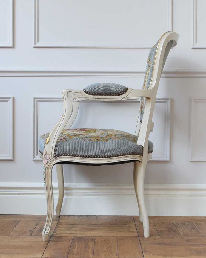 1Pソファ(ラウンジチェア) アンティーク チェア 白のベースに水色がキレイなアンティークプチポワンチェア、フランス生まれのサロンチェア。気品の感じられる横顔横から見ても優雅さは同じく美しいです。(j-645-c)