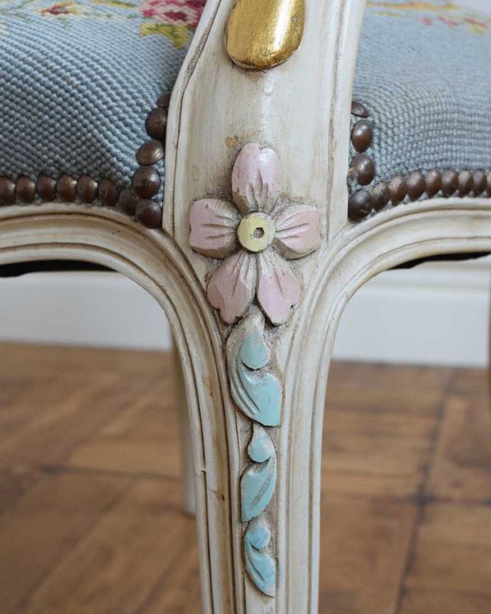 1Pソファ(ラウンジチェア) アンティーク チェア 白のベースに水色がキレイなアンティークプチポワンチェア、フランス生まれのサロンチェア。フランスらしい彫が彩ります。(j-645-c)