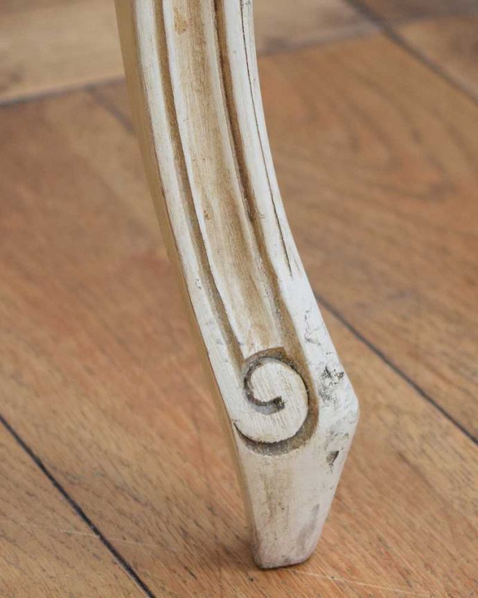 1Pソファ(ラウンジチェア) アンティーク チェア 白のベースに水色がキレイなアンティークプチポワンチェア、フランス生まれのサロンチェア。移動もラクラクの理由は…Handleのアンティークチェアの脚の裏には、フェルトキーパーをお付けしていますので、持ち上げず床を滑らせてお使い頂けます。(j-645-c)