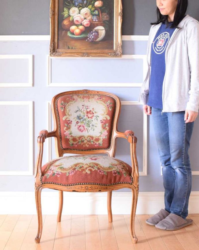 1Pソファ(ラウンジチェア) アンティーク チェア お花の刺繍が美しいアンティークチェア、プチポワンのアーム付きチェア。女性らしさたっぷり。(j-647-c)