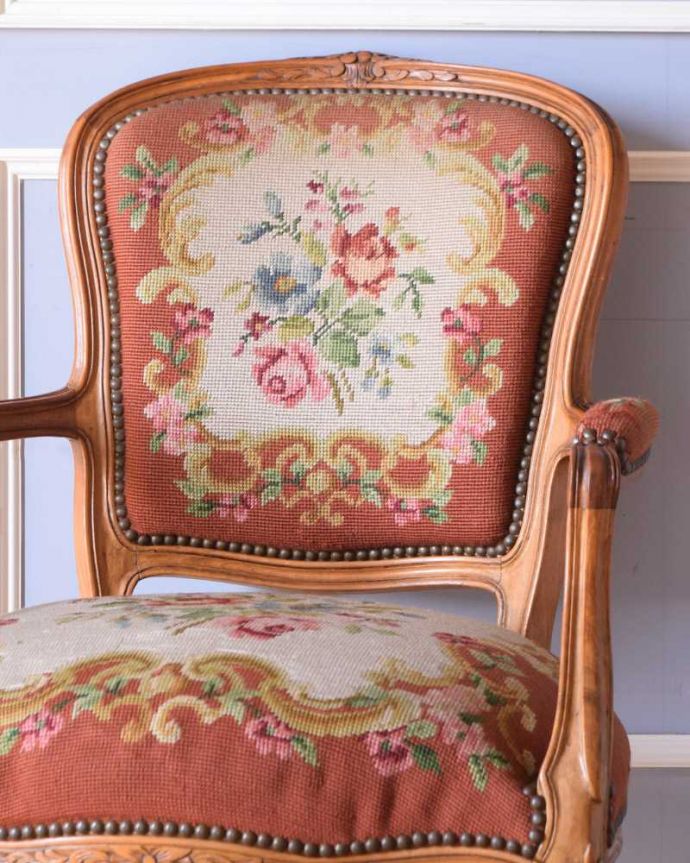 1Pソファ(ラウンジチェア) アンティーク チェア お花の刺繍が美しいアンティークチェア、プチポワンのアーム付きチェア。マリーアントワネットが愛した刺繍プチポワンとは18〜19世紀にかけて宮廷の貴婦人たちが余暇に楽しんだ刺繍のこと。(j-647-c)