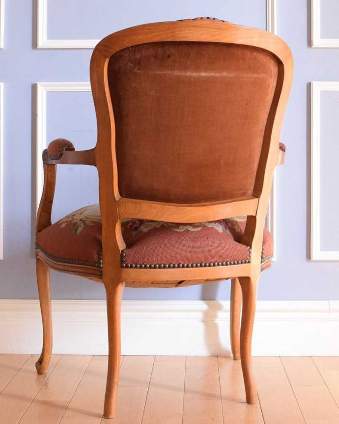 1Pソファ(ラウンジチェア) アンティーク チェア お花の刺繍が美しいアンティークチェア、プチポワンのアーム付きチェア。後ろ姿からも感じられる気品アンティークチェアは、新品ではないので経年変化によるキズはありますが、専門の職人が修復したので安心してお使い下さい。(j-647-c)