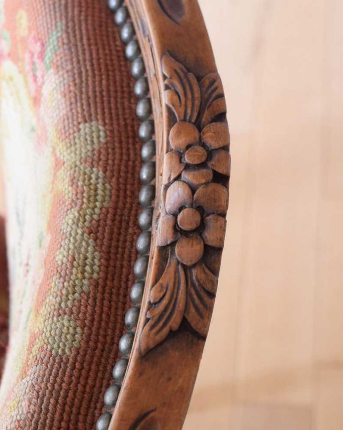 1Pソファ(ラウンジチェア) アンティーク チェア お花の刺繍が美しいアンティークチェア、プチポワンのアーム付きチェア。刺繍だけじゃなく彫も美しい背もたれの上には美しい彫が。(j-647-c)